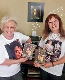Myrna y Elsa con sus ejemplares de Dear Michael