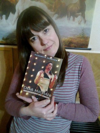 Sandra P. con su ejemplar de Dear Michael