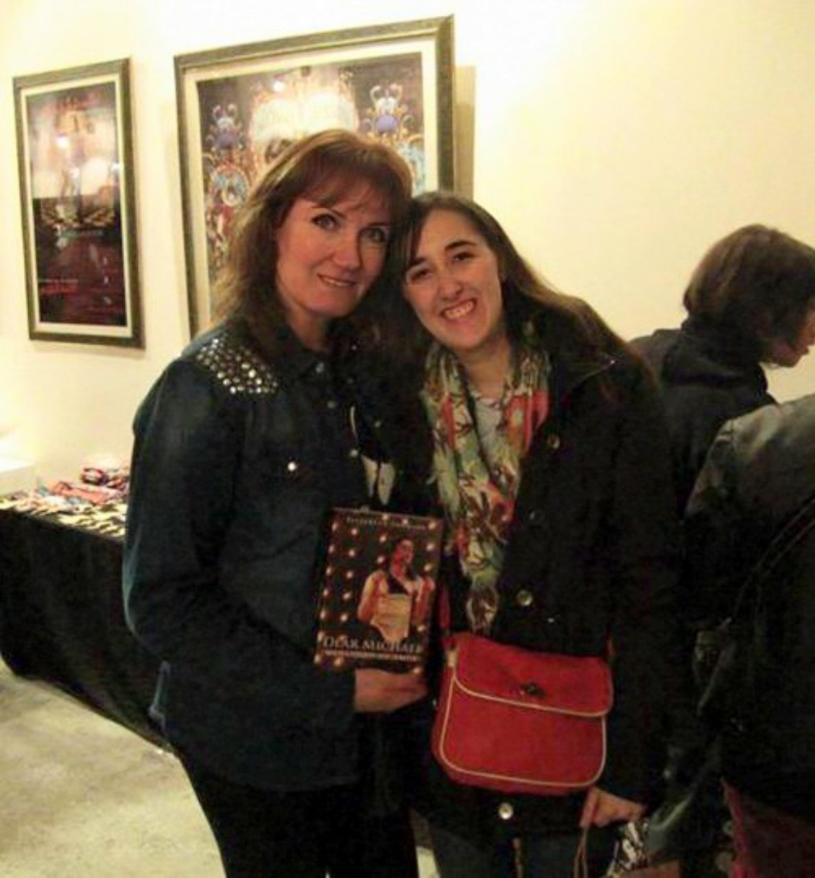 Fiora Maggio con su ejemplar de Dear Michael
